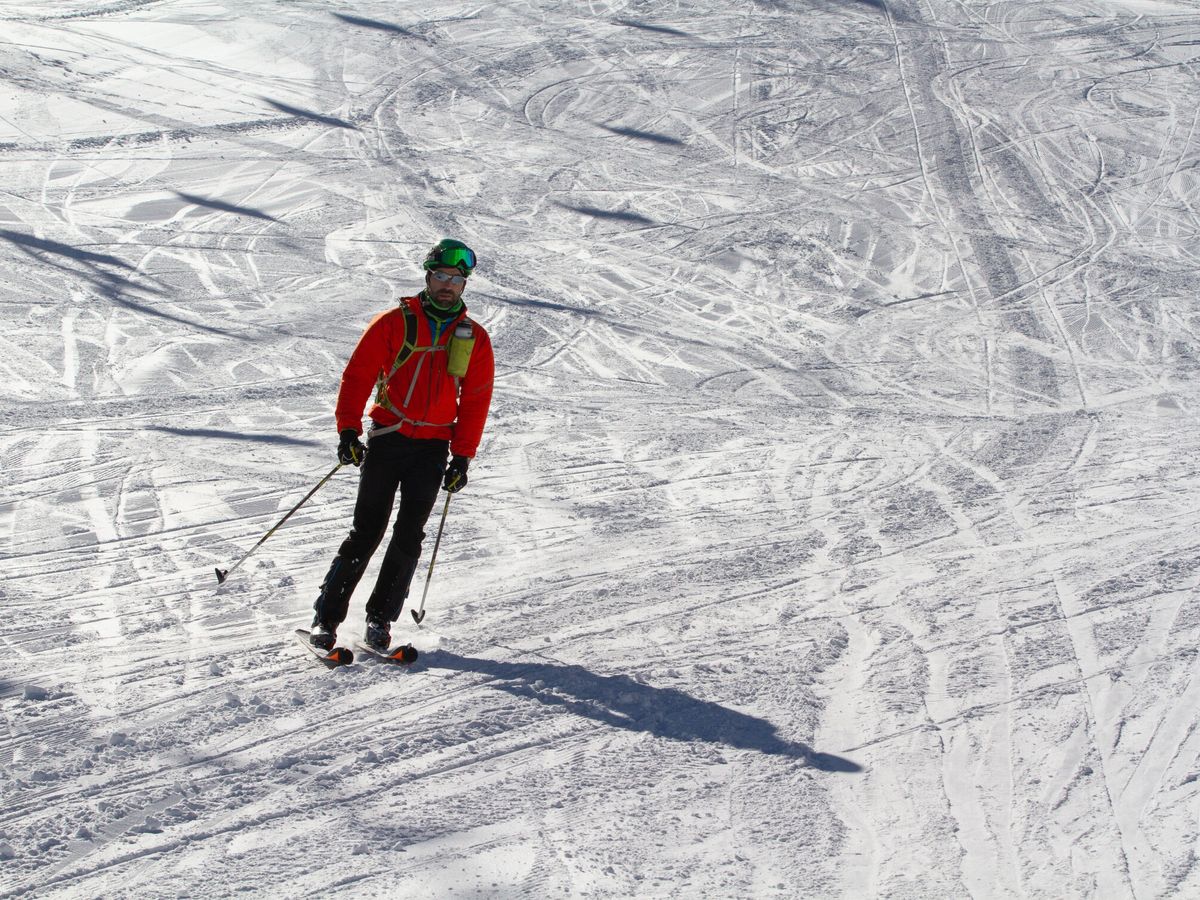 Foto: Trucos sencillos de esquí para girar y frenar como un profesional. (Rafael Bastante / Europa Press)