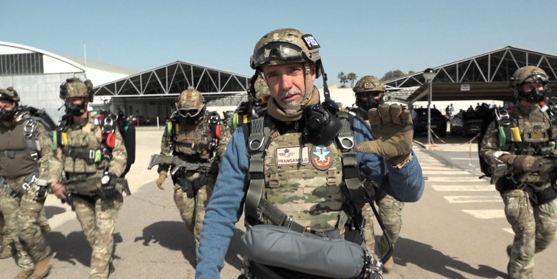Infiltración, paracaídas y misión real: Franganillo se adentra en la élite militar desde 'Informativos Telecinco'