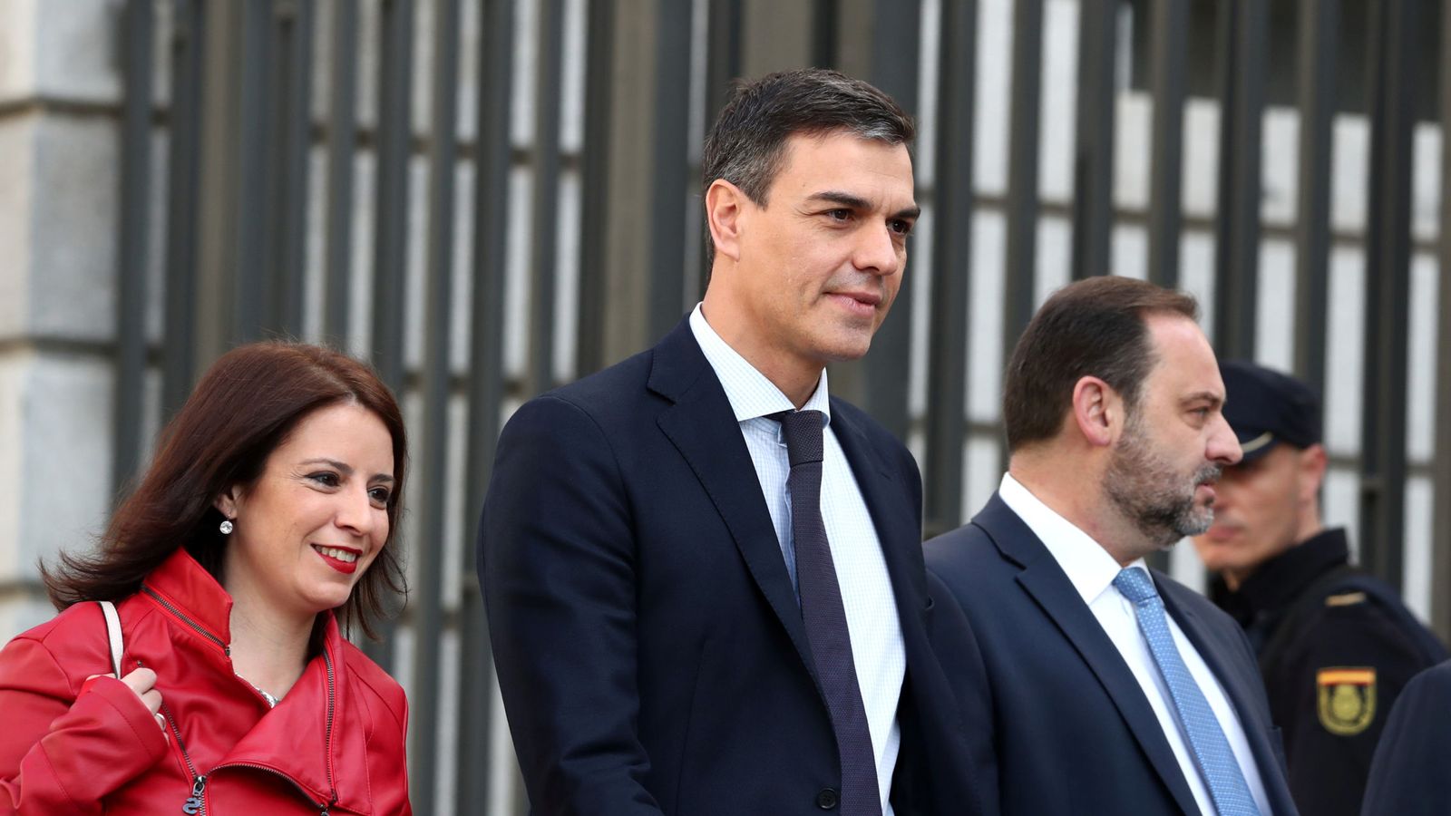 Foto: Pedro Sánchez, con Adriana Lastra y José Luis Ábalos, el pasado 1 de junio llegando al Congreso. (Reuters)