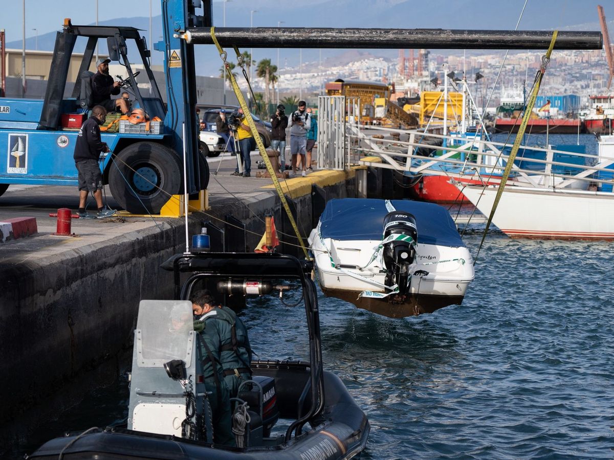 Foto: Agentes de la Guardia Civil remolcan la embarcación del padre de Anna y Olivia, Tomás G. (EFE)