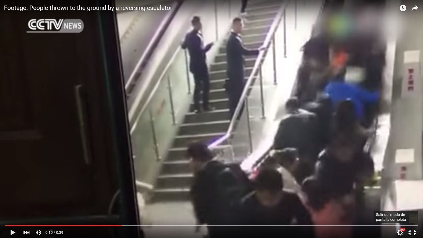 Foto: Caos en China tras el cambio de sentido de una escalera mecánica. (Youtube)