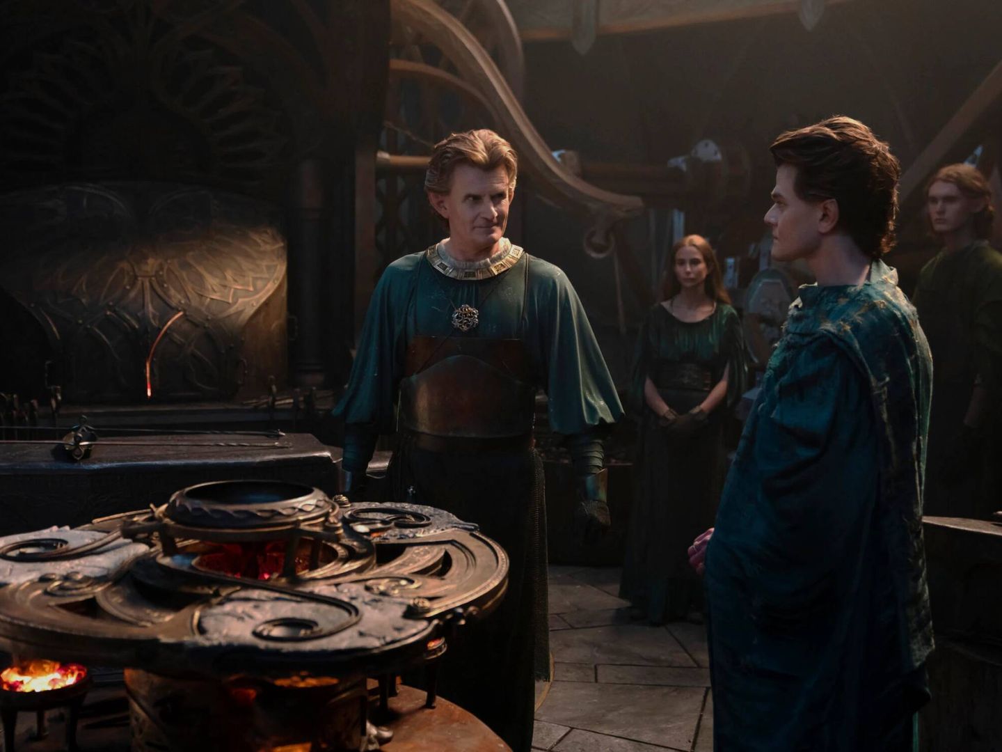 Celebrimbor (Charles Edward) y Elrond (Robert Aramayo) en 'Los Anillos de Poder'. (Amazon Studios)