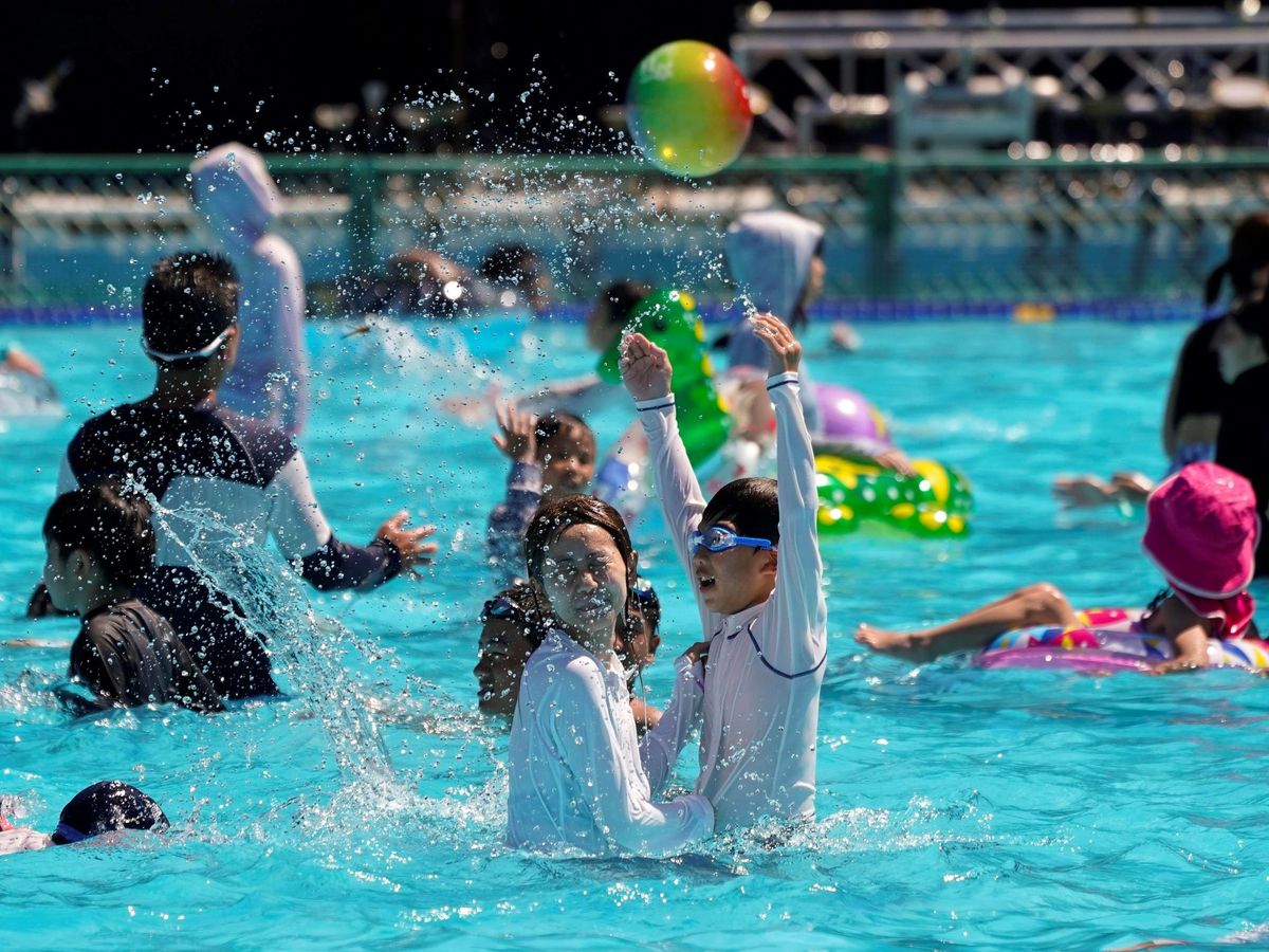 Foto: Niños en una piscina por el calor. (EFE)