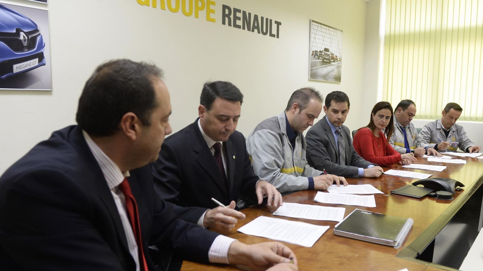 Foto: Firma del acuerdo en Renault 