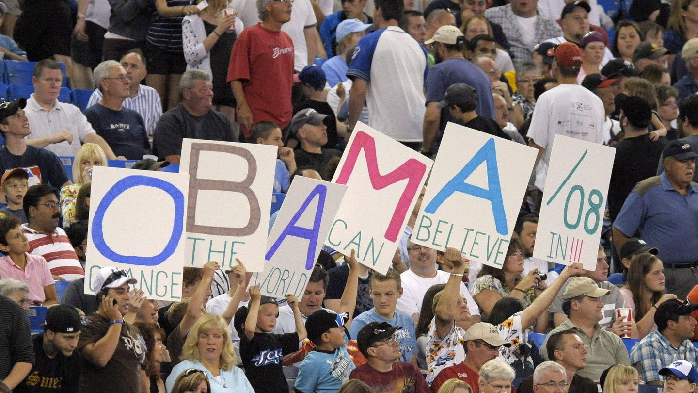 Un grupo de aficionados muestra carteles en favor de Obama en 2008. (EFE)