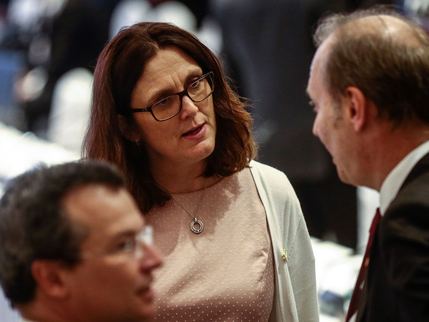 La comisaria europea de Comercio, Cecilia Malmström, charla con sus delegados durante una reunión con representantes de la ASEAN en Singapur, el 2 de marzo de 2018. (EFE)