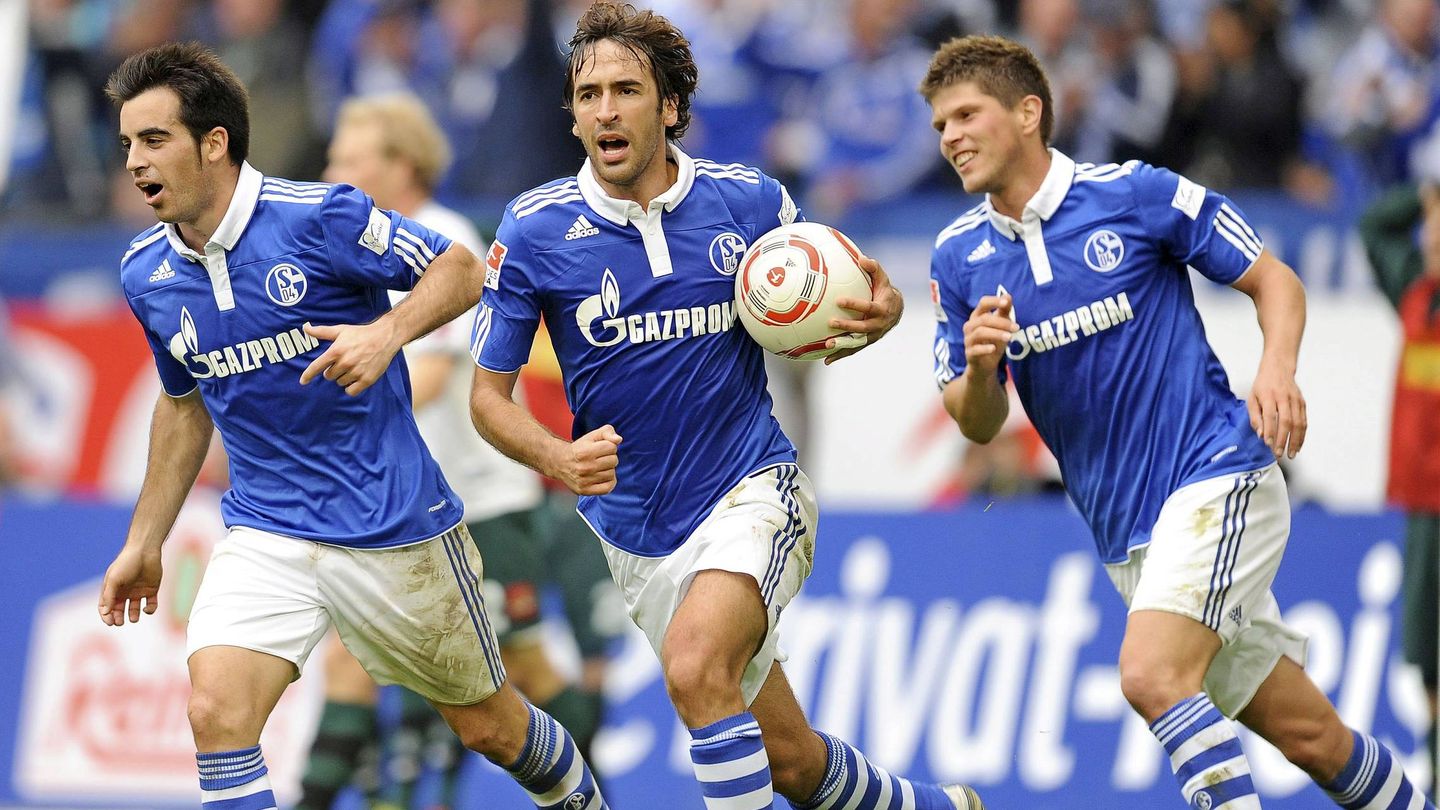 Raúl celebra un gol junto a Jurado y Huntelaar en su etapa en el Schalke 04. (Efe)