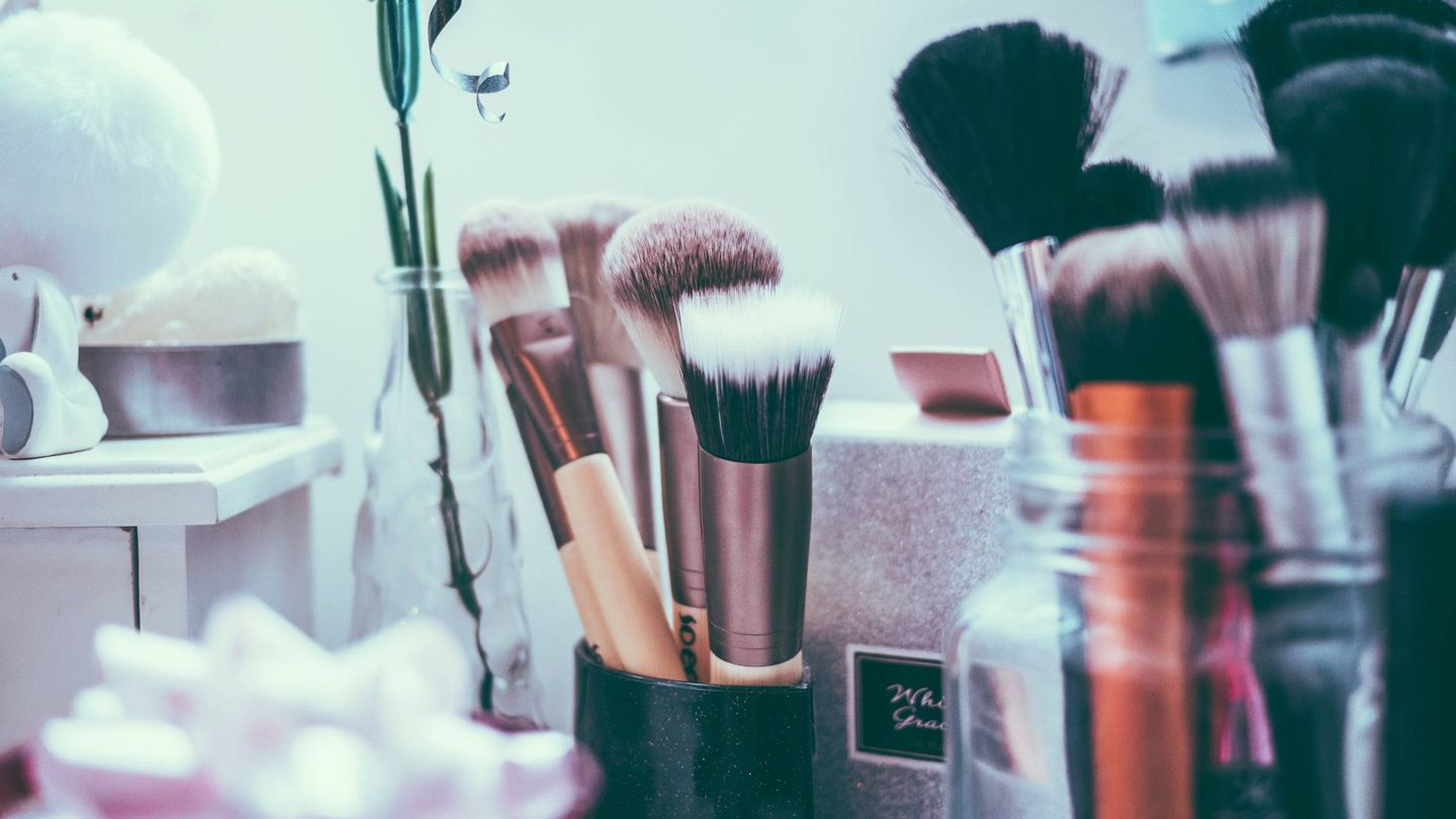 Organizar las brochas de maquillaje te facilitará la vida. (Unsplash)