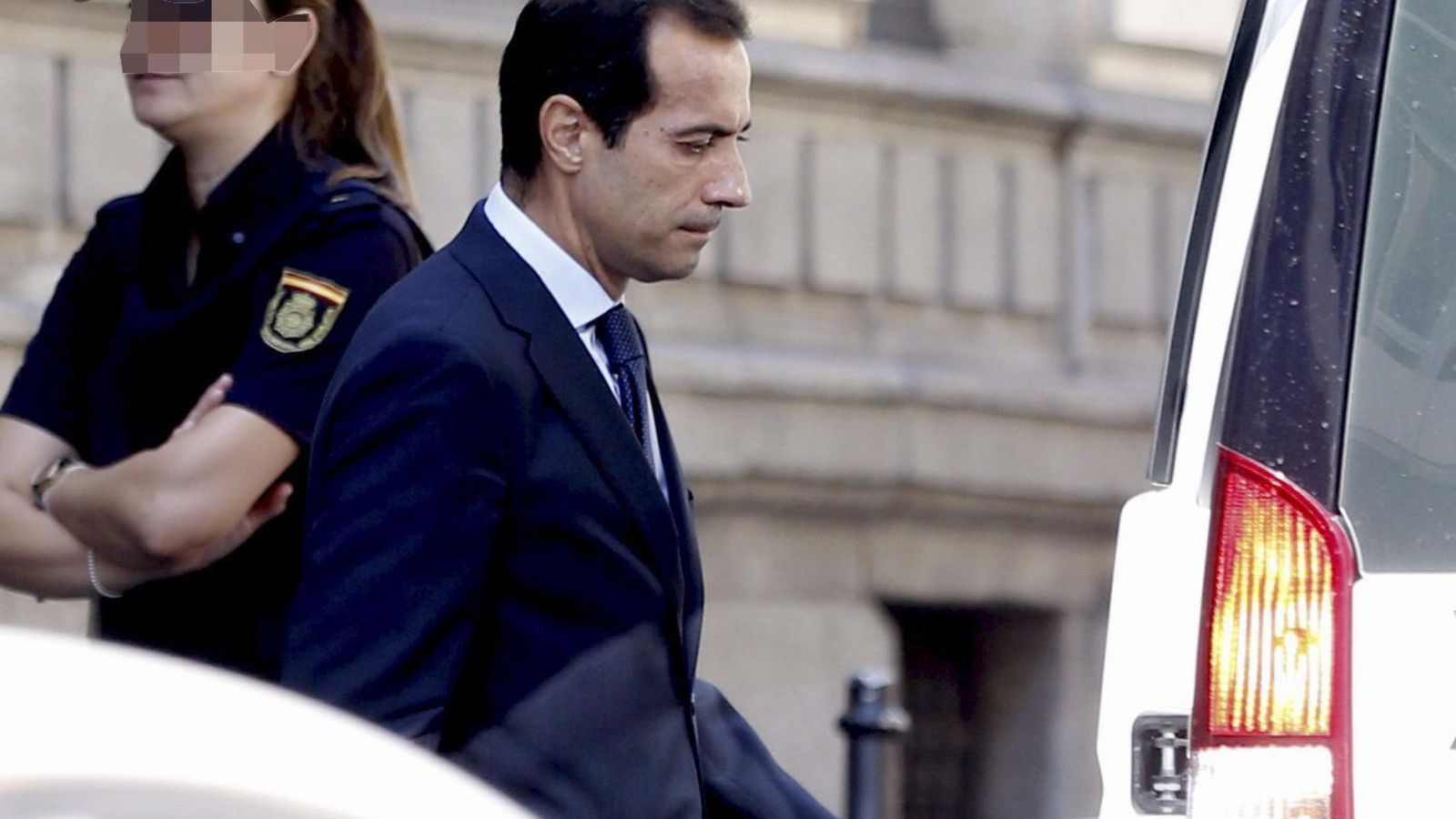 Foto: El exconsejero de Presidencia de la Comunidad de Madrid Salvador Victoria a su salida de la Audiencia Nacional. (EFE)