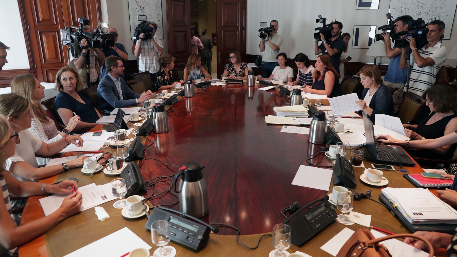 Foto: Una reunión de la Subcomisión del Congreso que ha puesto las bases para el Pacto de Estado. (EFE)
