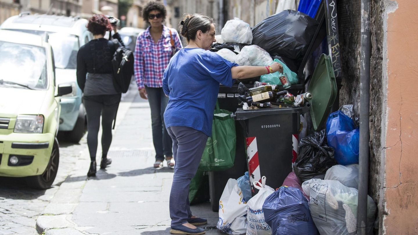 Una pila de basura acumulada en el distrito de Trastevere. (EFE)