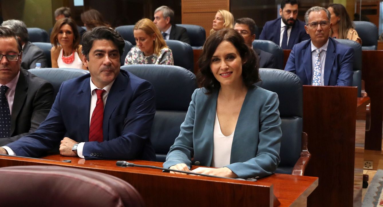 Isabel Díaz Ayuso y el diputado del PP David Pérez. (EFE)