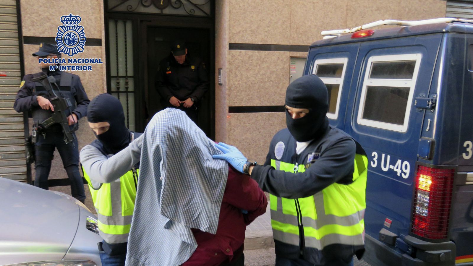 Foto: Fotografía de la detención, en la localidad valenciana de Crevillente, de uno de los siete yihadistas. (EFE)