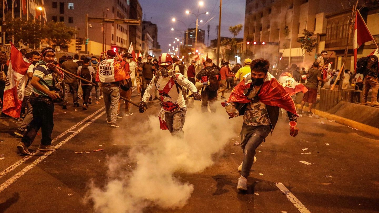 Cientos de manifestantes en las calles del centro de Lima. (EFE/Aldair Mejía)