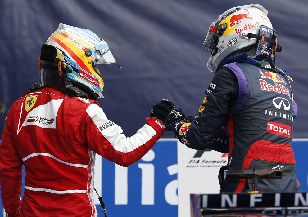 Foto: Fernando Alonso y Sebastian Vettel se saludan antes de subir al podio de Monza.