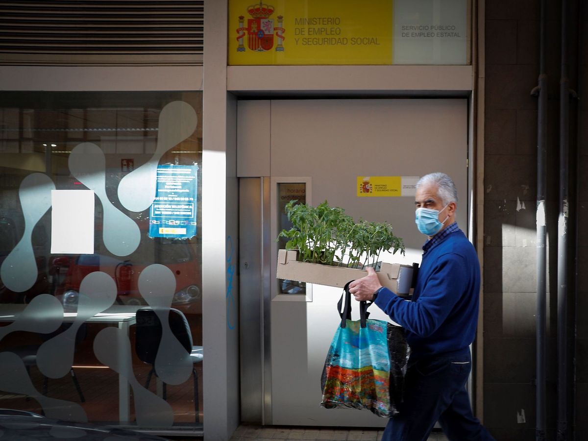 Foto: Un hombre pasa ante una oficina de Empleo en Pamplona. (EFE)