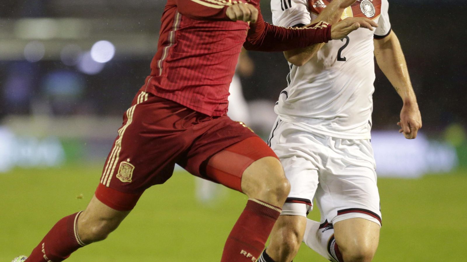 Foto: Morata tratando de superar a Mustafi en un partido entre España y Alemania.