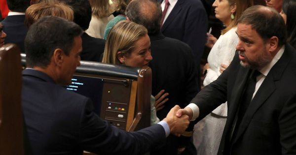 Foto: Pedro Sánchez saluda al presidente de ERC, Oriol Junqueras, en la sesión constitutiva del Congreso de la XIII Legislatura, el pasado 21 de mayo. (EFE)