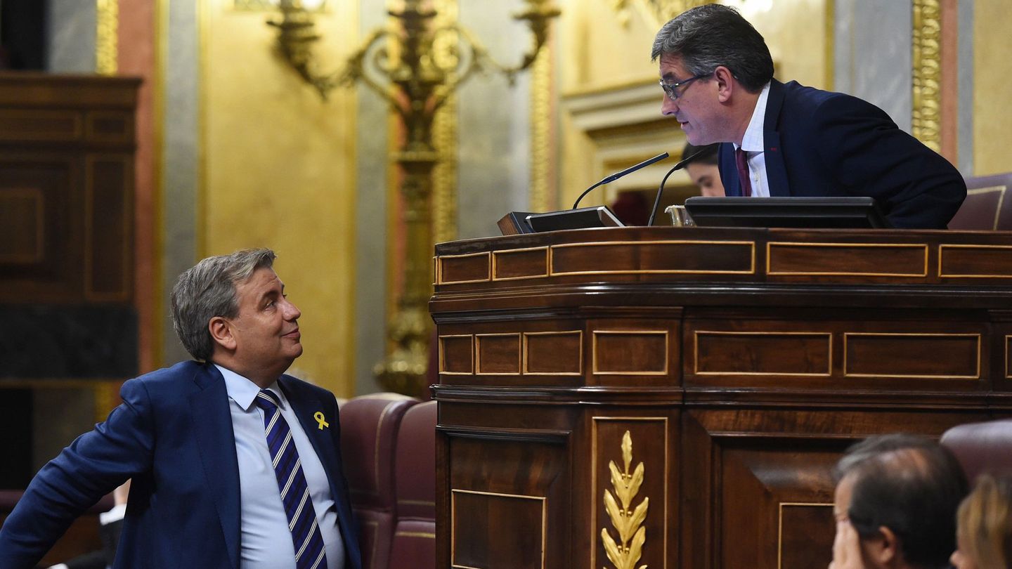 El diputado del PDeCAT Jordi Xuclà (i), durante el pleno del Congreso. (EFE)