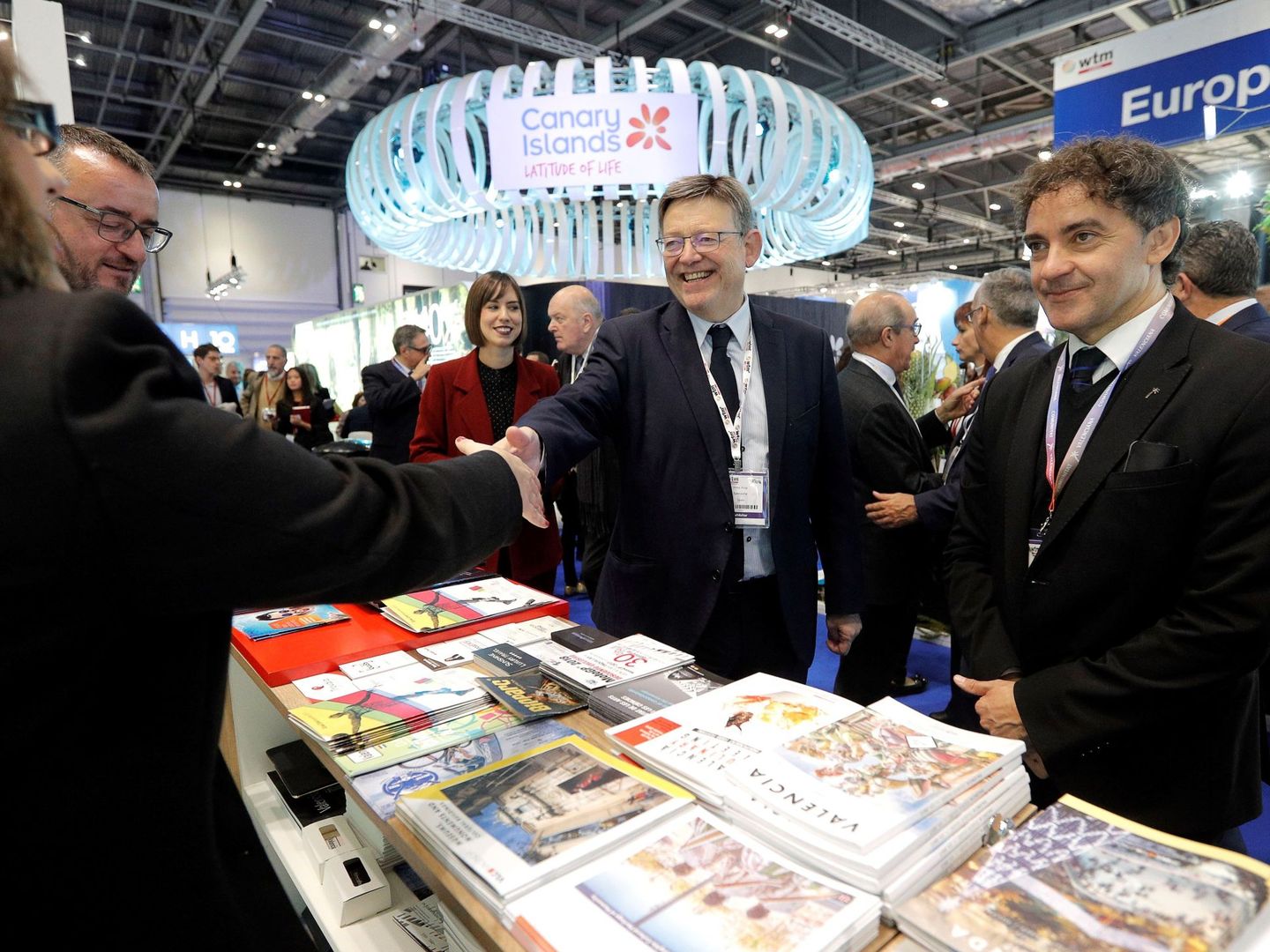 Ximo Puig (centro), visita el expositor de la Comunitat Valenciana en la World Travel Market de Londres, junto al secretario autonómico de Turismo, Francesc Colomer. (EFE)