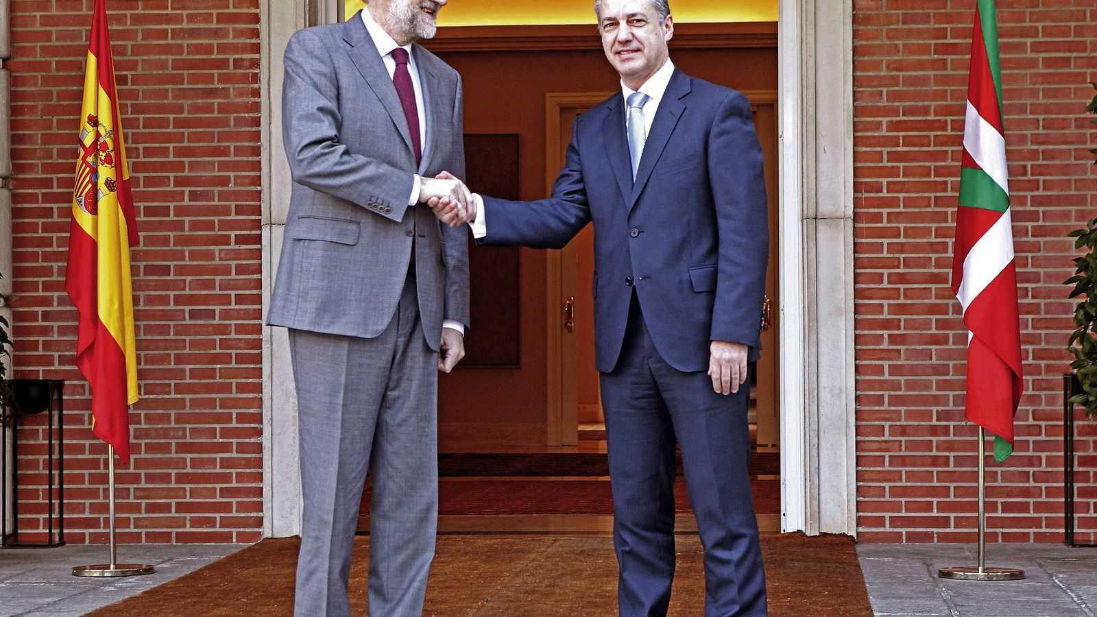 Foto: Rajoy y Urkullu se reúnen en La Moncloa en enero de 2013 en su primer encuentro oficial como titulares de los ejecutivos español y vasco. (EFE)