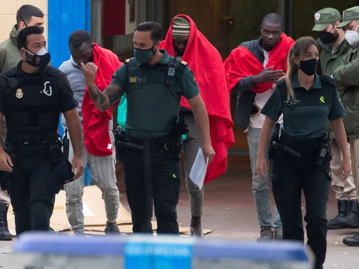 Foto: Inmigrantes acompañados por la Guardia Civil en Ceuta. (EFE)