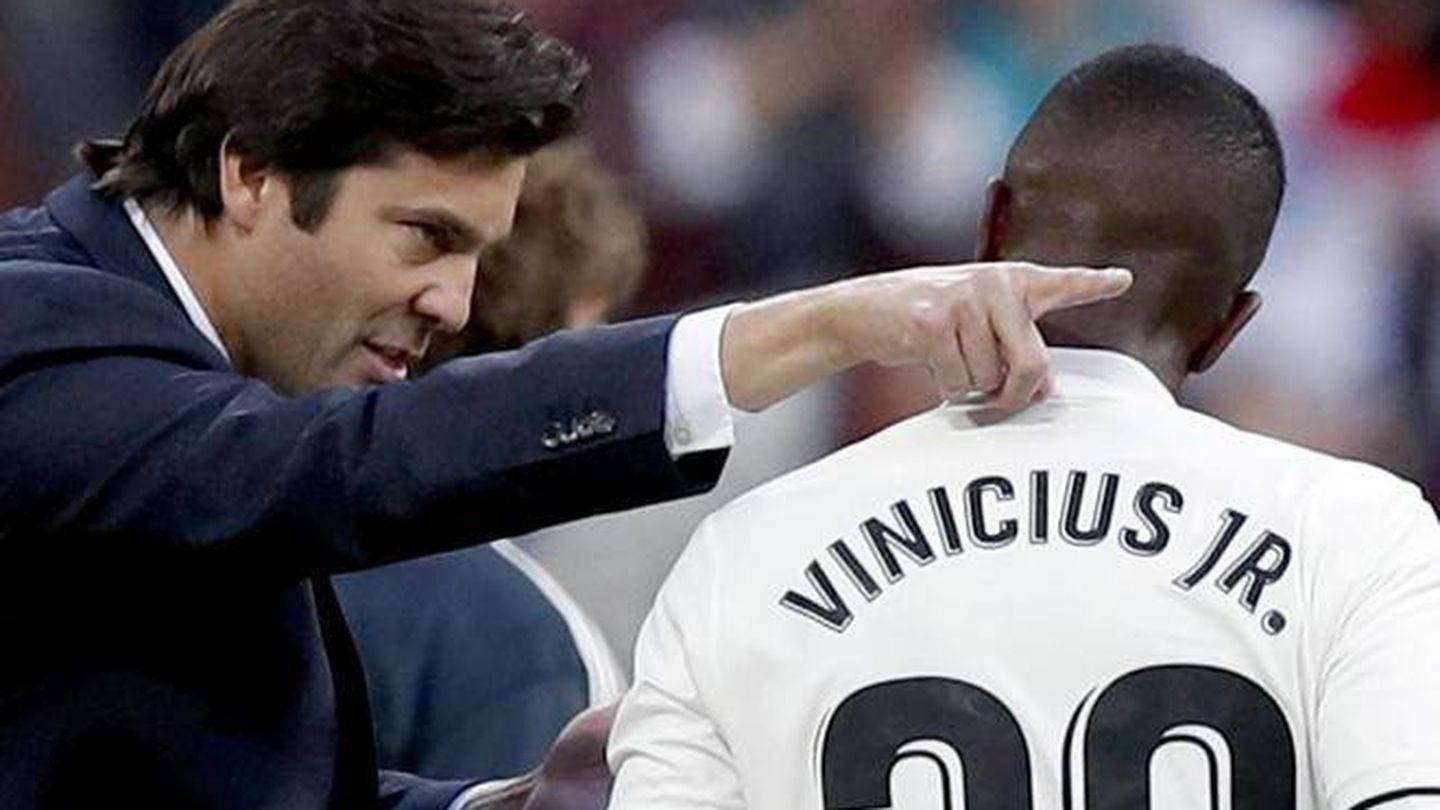 Solari da instrucciones a Vinícius en un partido del Real Madrid