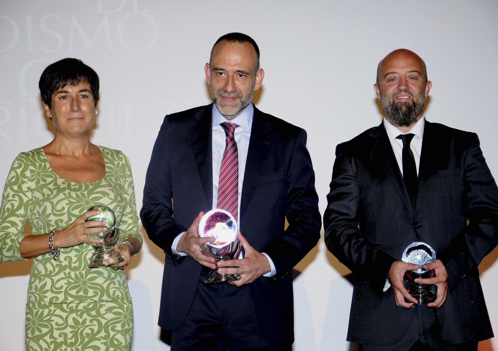 Foto:  Marc Marginedas (c), tras recoger hoy el XXX Premio de Periodismo en memoria de Cirilo Rodríguez, junto a los dos finalistas. (EFE)