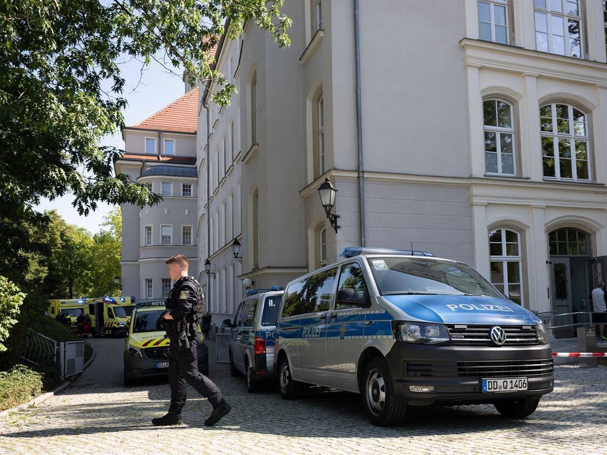Foto: Despliegue policial tras un ataque en una escuela de Bischofswerda. (Europa Press/Sebastian Kahnert)