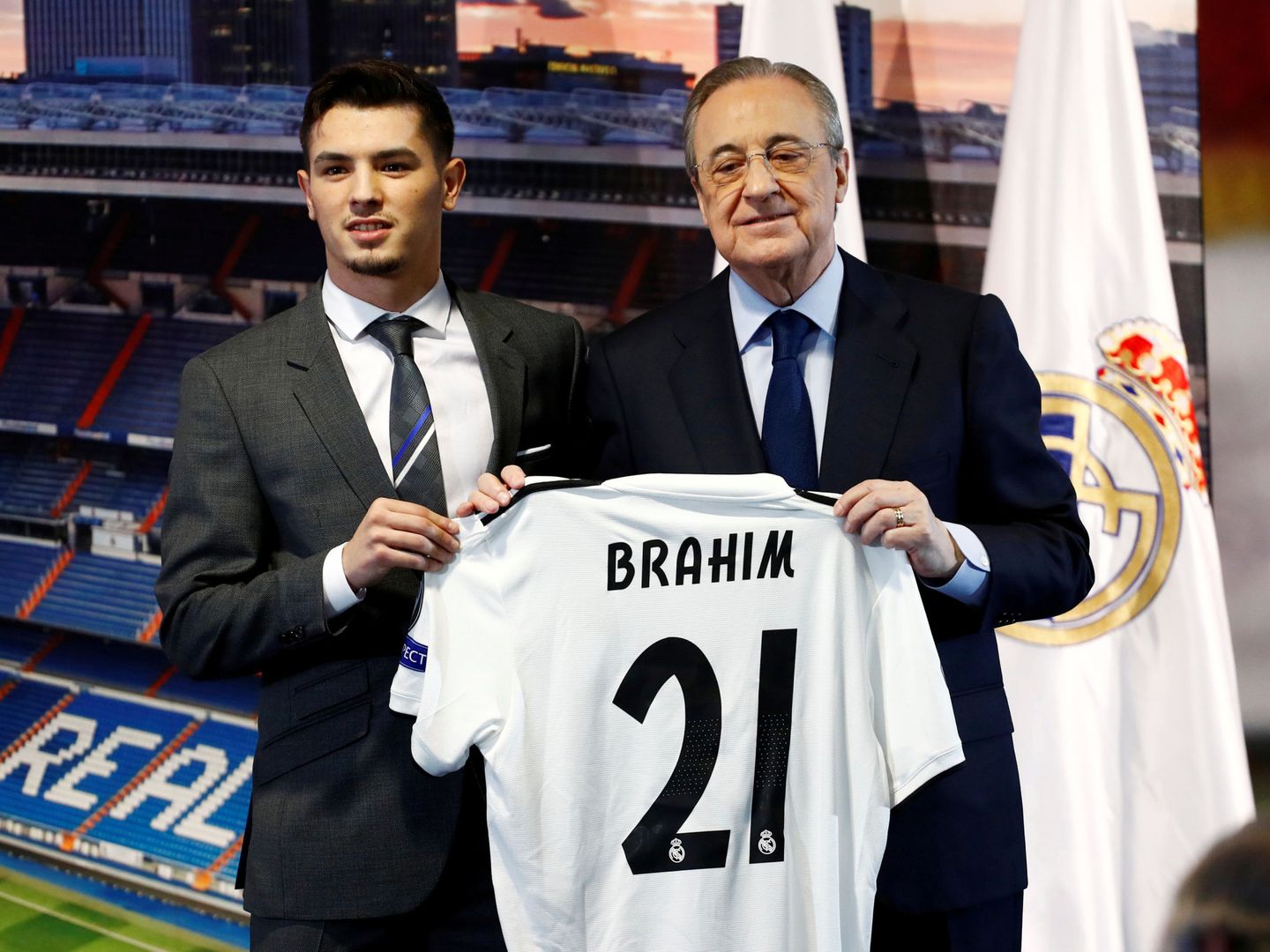 Brahim Díaz junto a Florentino Pérez en el día de su presentación con el Real Madrid. (Efe)