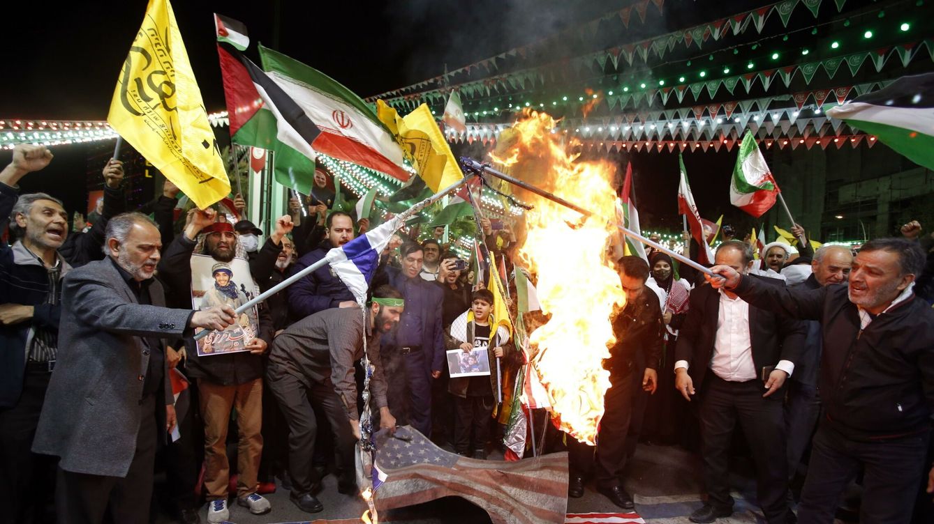 Foto: Protesta en Teherán tras el ataque aéreo contra el consulado iraní en Siria. (EFE/EPA/Abedin Taherkenareh)