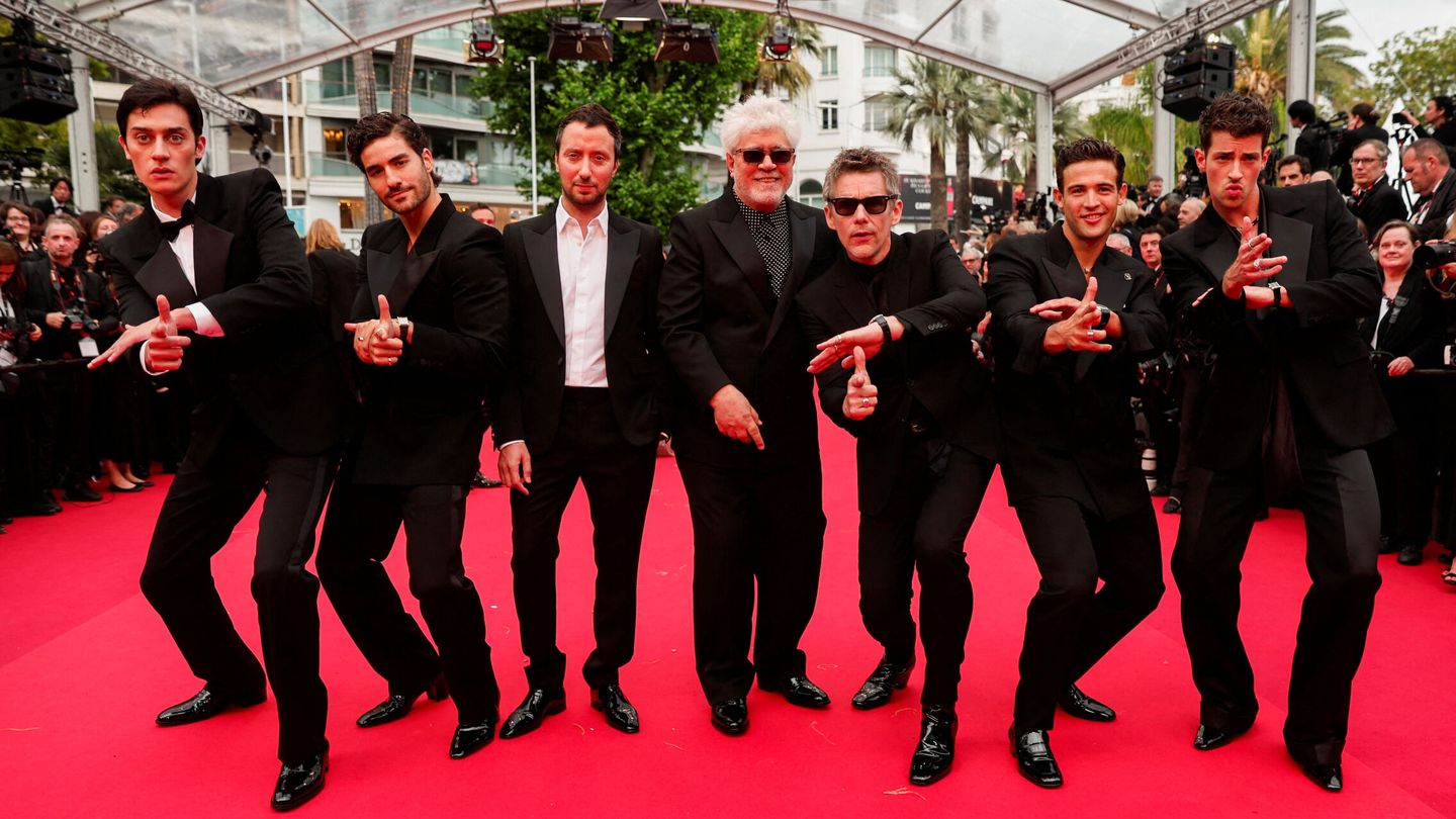 Pedro Almodóvar, acompañado de los intérpretes de su último corto en Cannes. (Reuters)