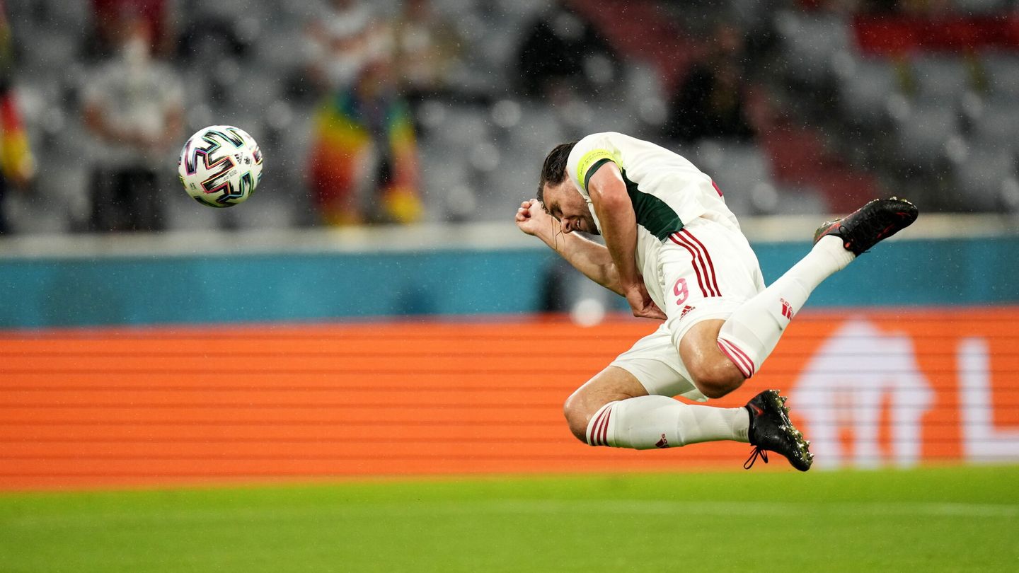 Adam Szalai, de Hungría, marca el primer gol durante el partido de fútbol de la ronda preliminar del grupo F de la Eurocopa 2020. (EFE) 
