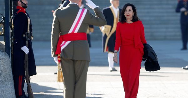 Foto: La ministra de Defensa, Margarita Robles, durante la celebración de la Pascua Militar en el Palacio Real. (EFE)