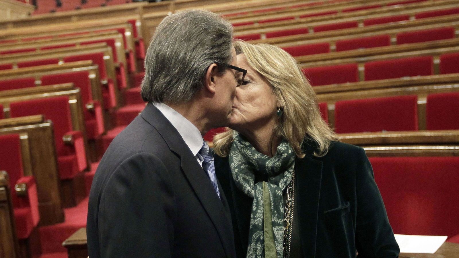 Foto: El expresidente Artur Mas y su esposa, Helena Rakosnik. (EFE)