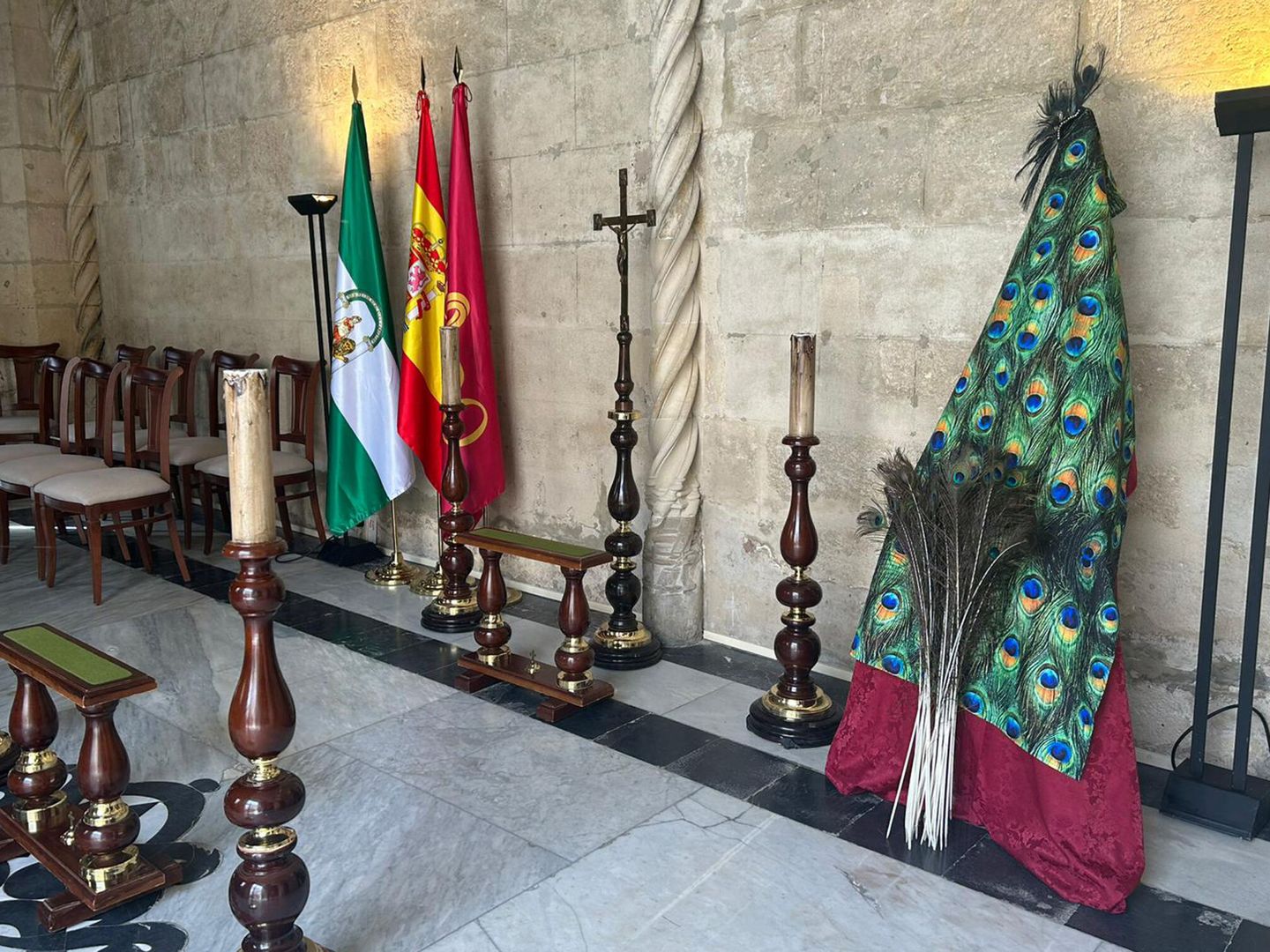 Imagen de la capilla ardiente de María Jiménez, presidida por su icónica capa de pavo real. (EFE)