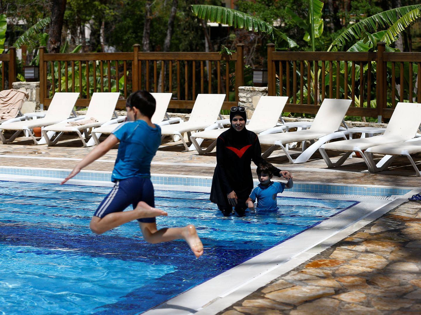 Una mujer en la piscina del Wome Deluxe Hotel, un resort 'halal' en Alanya, Turquía. (Reuters)