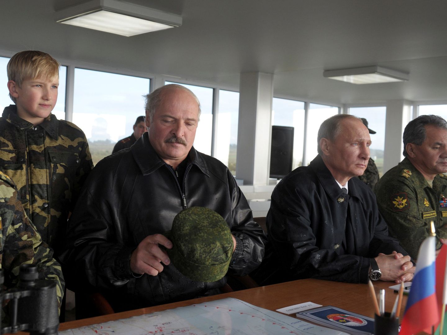 Aleksandr Lukashenko y su hijo Nikolai observan los ejercicios Zapad 2013 junto a Putin en Kaliningrado. (Reuters)