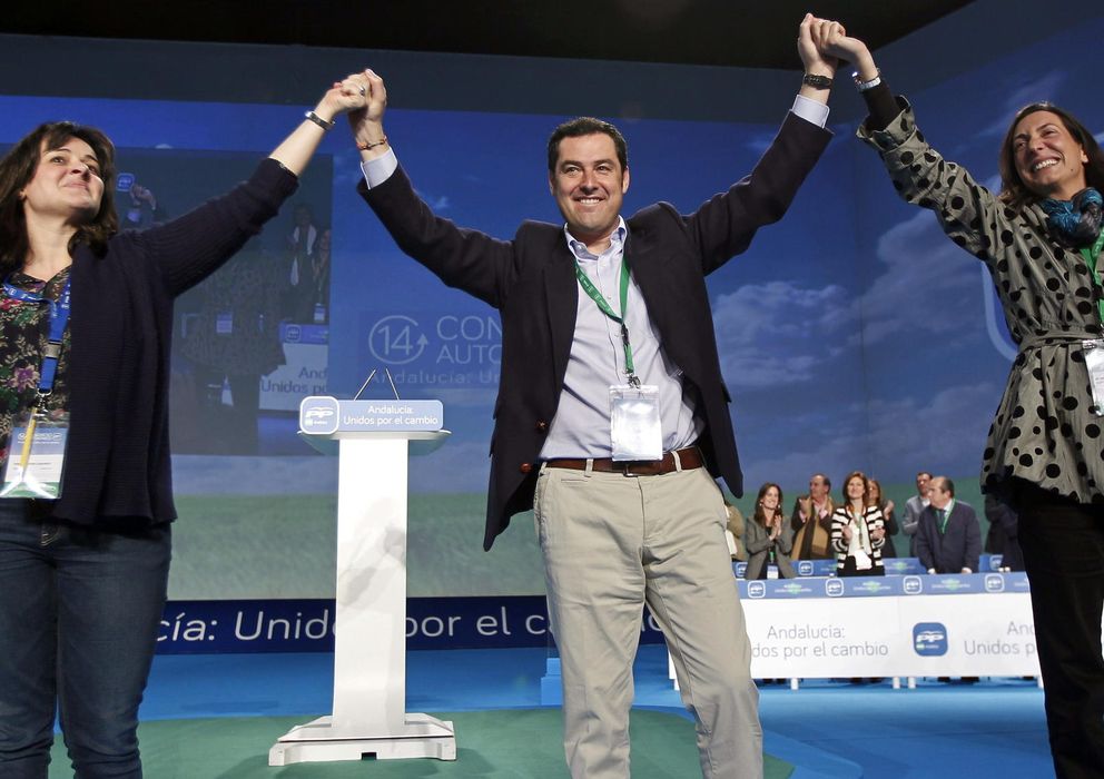 Foto: El nuevo presidente del PP andaluz, Juan Manuel Moreno (c), con la nueva secretaria regional, Dolores López (d), y la nueva vicesecretaria, Virginia Perez (Efe)