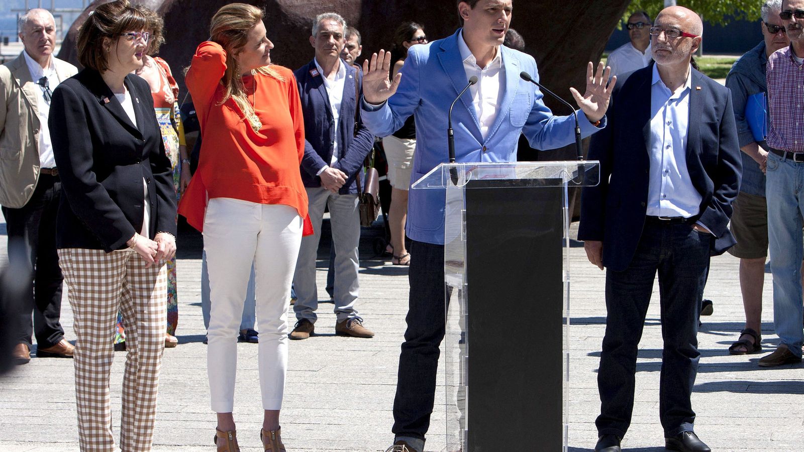 Foto: El candidato de Ciudadanos, Albert Rivera, junto a los cabeza de lista por A Coruña, José Canedo, y Pontevedra, María Rey, durante un acto en Vigo. (EFE)
