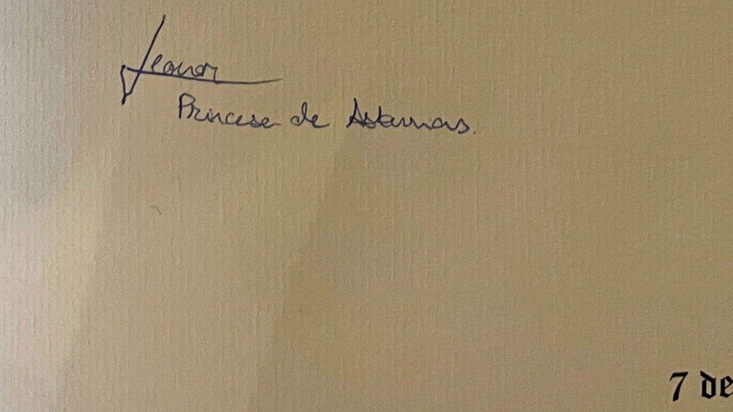 Detalle de la firma de la princesa Leonor. (EFE/Casa S.M. El Rey )