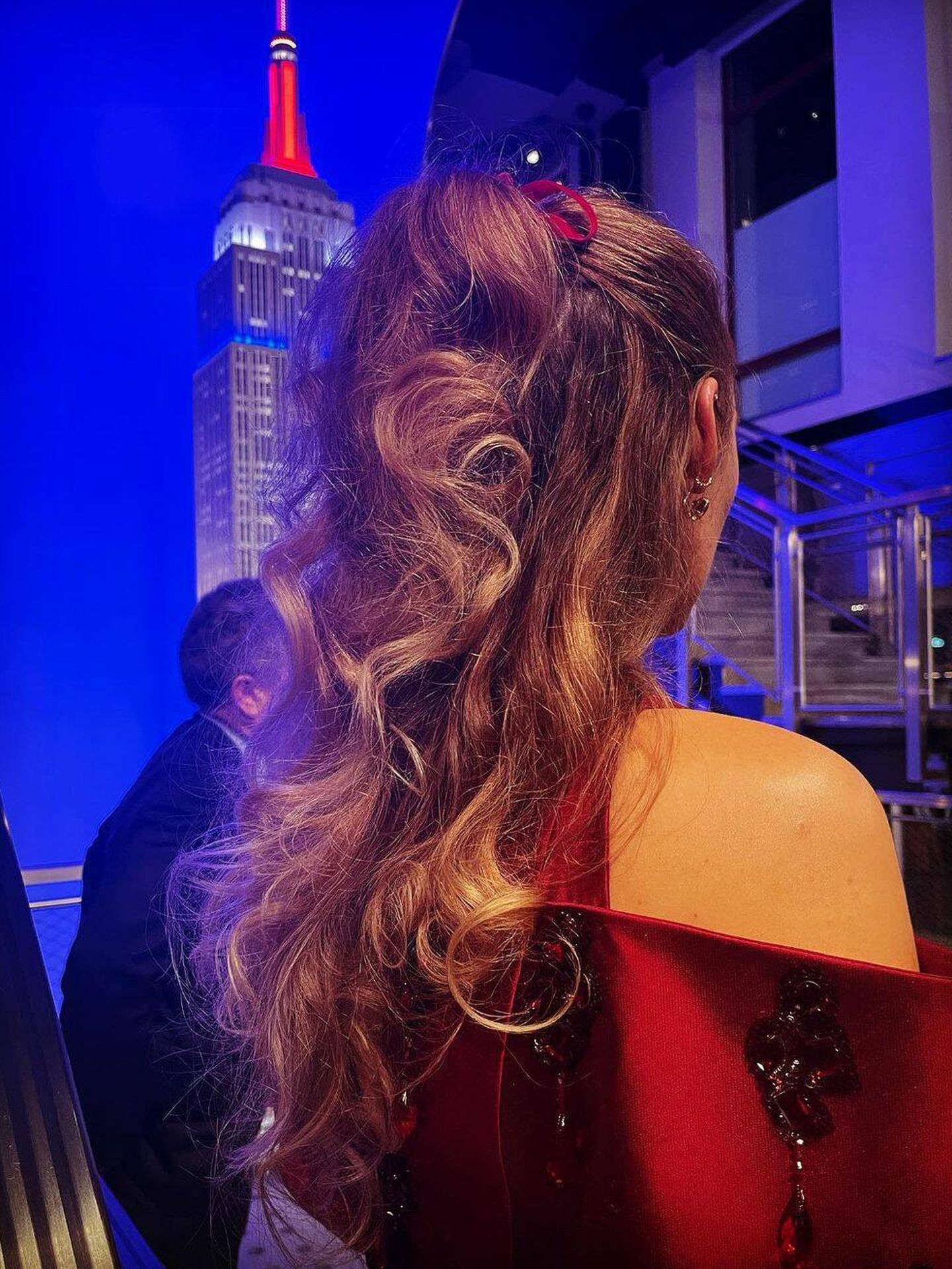 Detalle posterior del peinado con superposición de texturas de Blake Lively. (Instagram @blakelively)