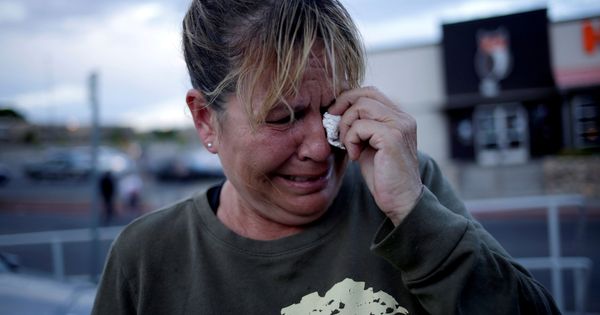 Foto: Una mujer, tras el tiroteo masivo en el Walmart de El Paso. (Reuters)