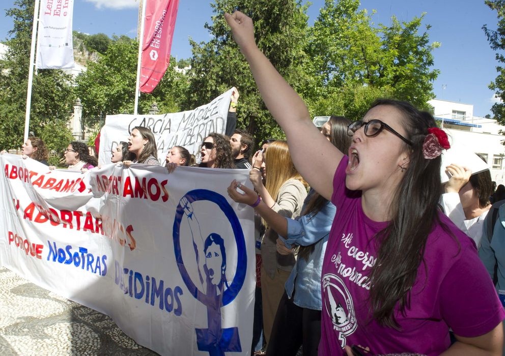 Foto: Manifestantes a favor del aborto libre y gratuito, durante una protesta en Granada. (Efe)