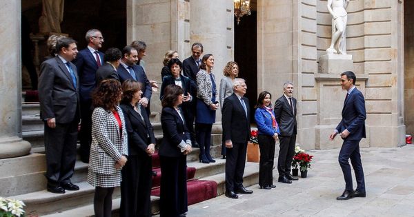 Foto: Pedro Sánchez llega a la foto de familia para el Consejo de Ministros en Barcelona, este 21 de diciembre en la Llotja de Mar. (EFE)