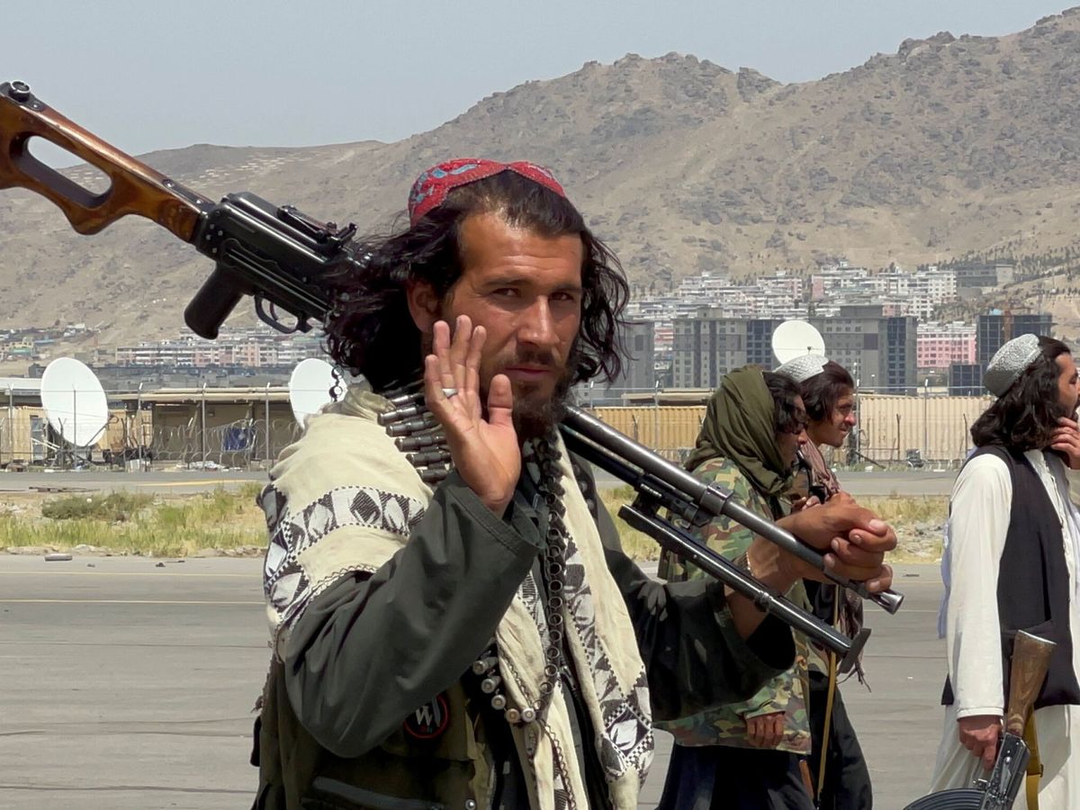 Foto: Un miliciano talibán, en el aeropuerto de Kabul. (Reuters)