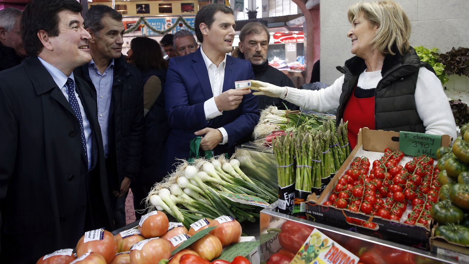 Foto: El presidente de Ciudadanos, Albert Rivera, durante su visita al Mercado Central de Valencia. (EFE)