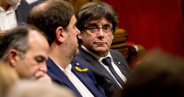 Foto: El expresidente de la Generalitat de Cataluña, Carles Puigdemont y el exvicepresidente del Govern, Oriol Junqueras. (EFE) 