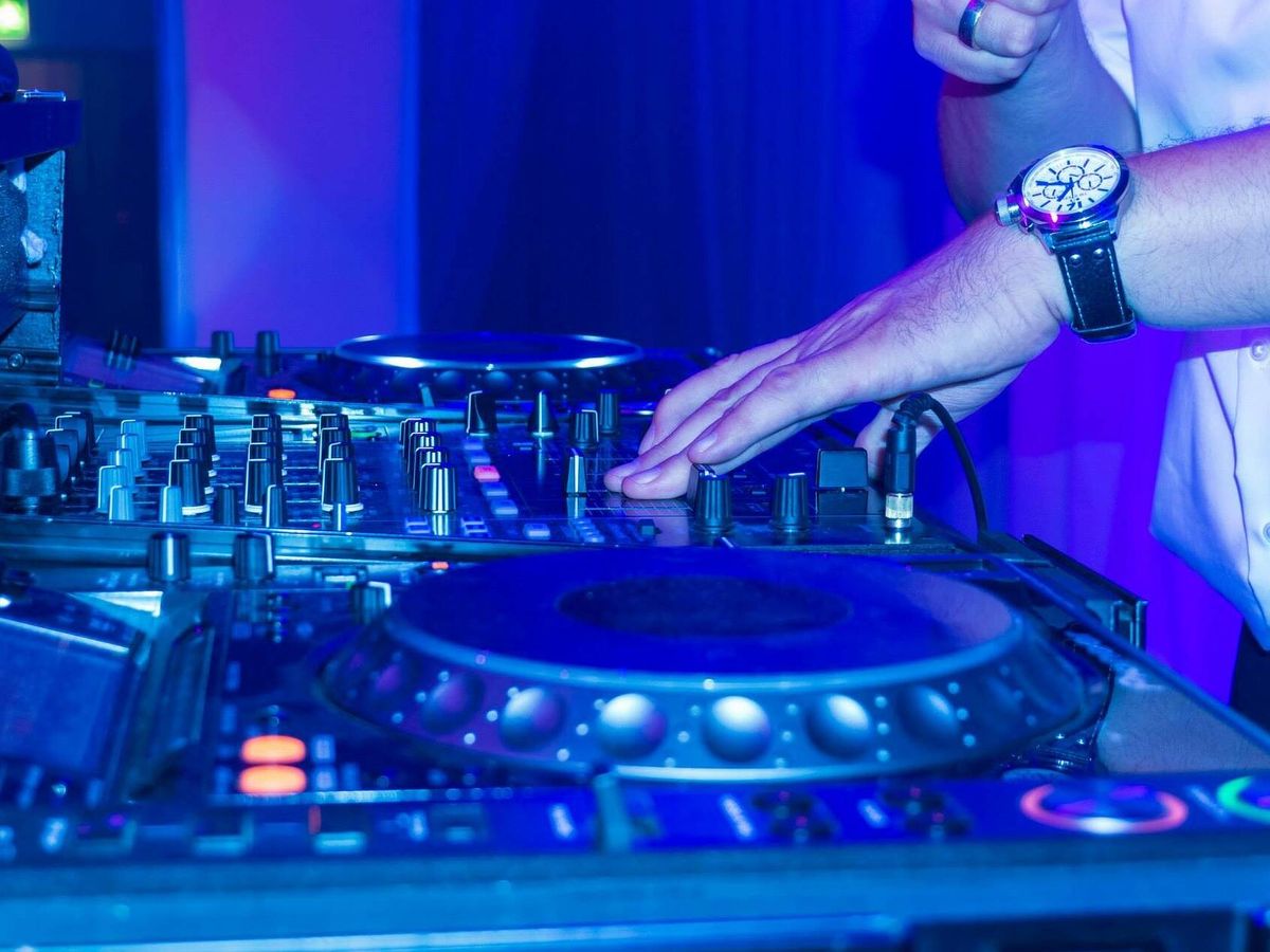 Foto: Un DJ en una discoteca. (Pixabay)