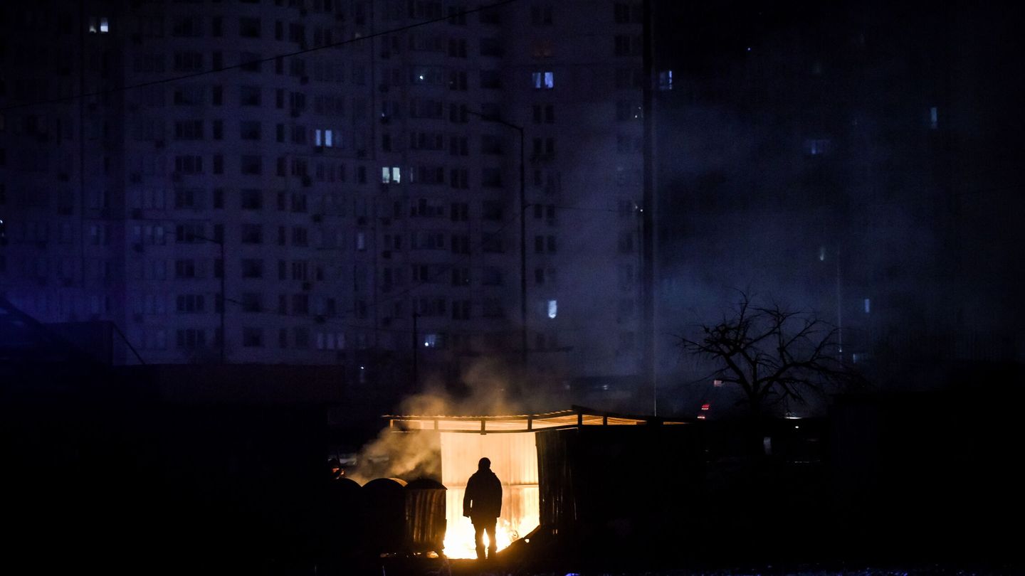 Un hombre haciendo una hoguera por los cortes de electricidad programados en Kiev.